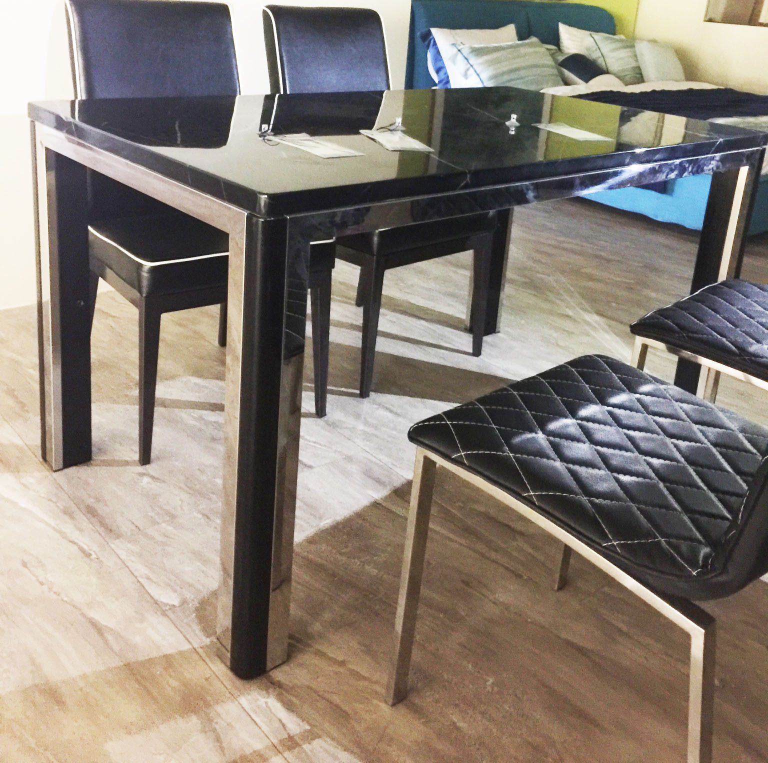 bàn ăn mặt đá cao cấp